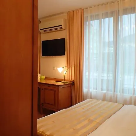 Helios 350m From The דירה