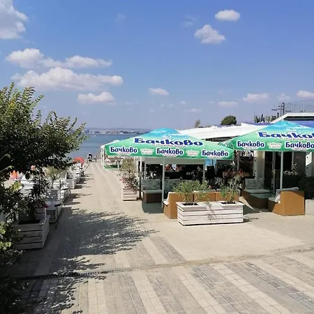 Helios 350m From The דירה